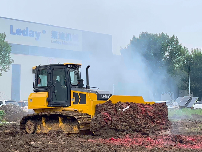 Первый полностью гидравлический бульдозер компании Leday Machinery - модель LD13H - успешно сошел с конвейера, ознаменовав начало новой главы в модернизации интеллектуального производства.